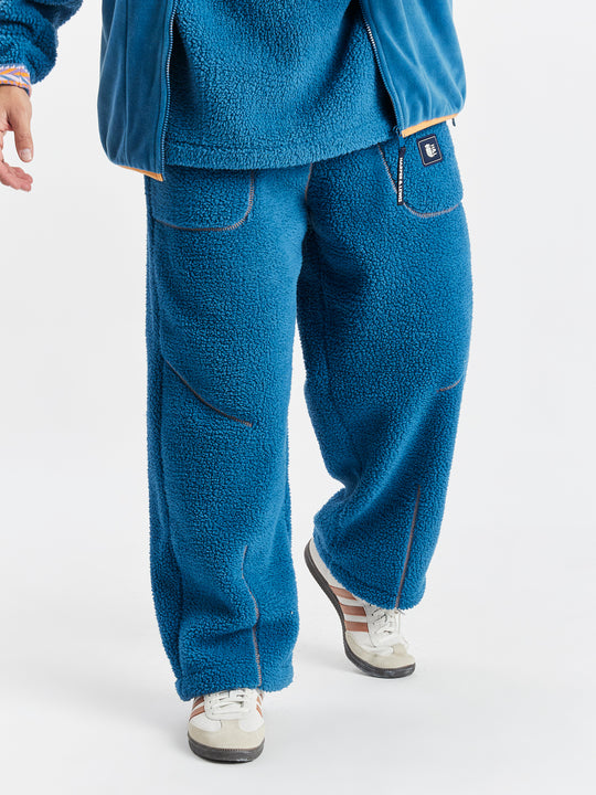 Practical front side pockets and an elasticated waistband, these sherpa fleece bottoms offer both functionality and ease.