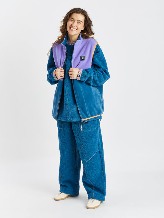 The relaxed fit and barrel leg design make these sherpa trousers both comfortable and fashion-forward.