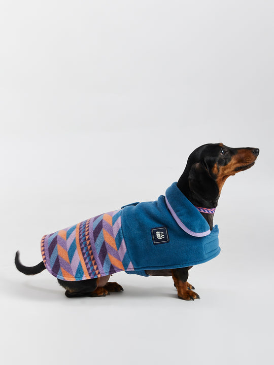 The adjustable fit with Velcro at the neck and belly ensures a secure fit, and the harness hole makes it easy to take your dog on walks.