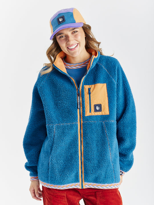  This fleece features a ultra-soft Sherpa material that is brushed on both sides for a cosy feel inside and additional warmth.