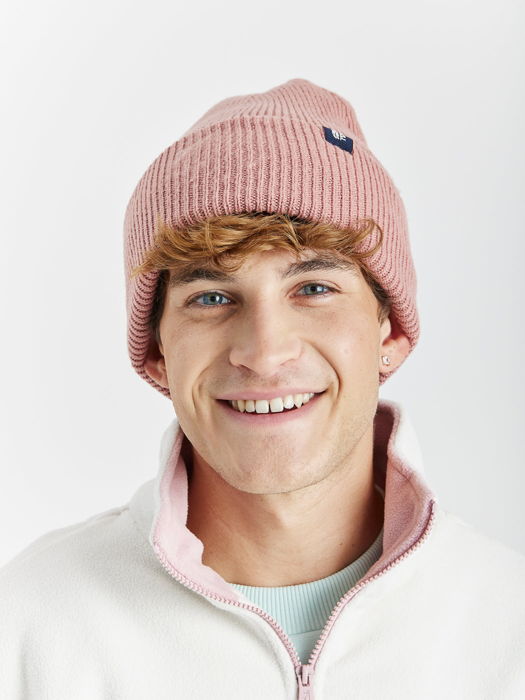 Finished with a branded woven tab in navy, the Cervinia Beanie brings a modern twist to its timeless woolly look.