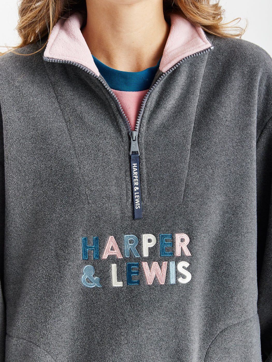 Comfort-fit Harper & Lewis Polar Fleece, with a relaxed silhouette, 1/4 zip collar, and soft fleece texture. Embroidered chest logo adds a refined touch.
