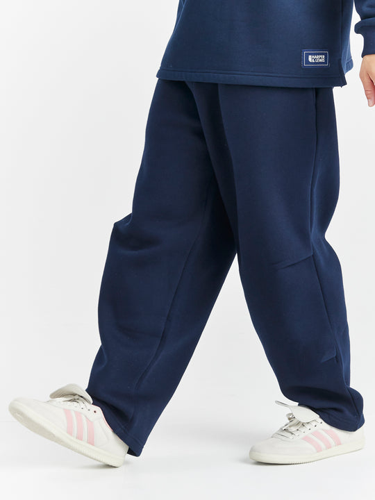 They feature two side entrance pockets for practicality, and a woven branded tab in navy on one pocket adds a subtle touch of style on the sweatpants.