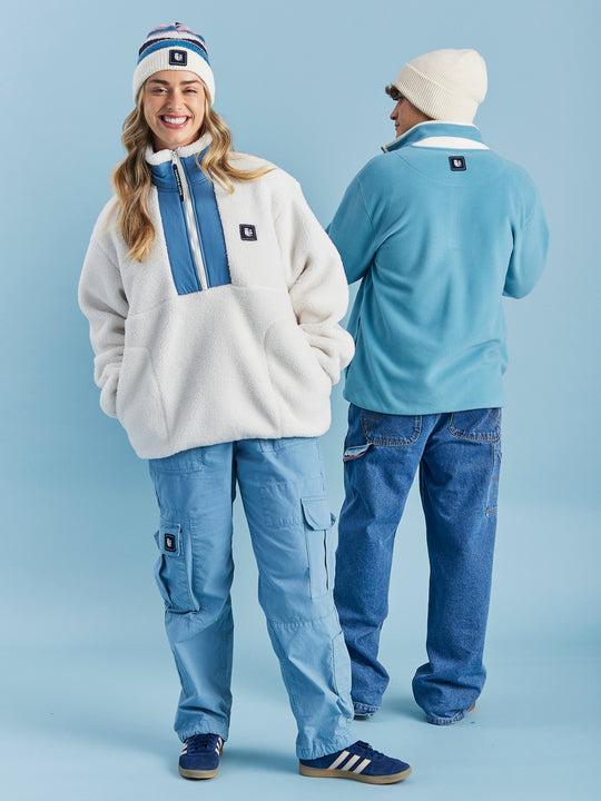 Inspired by a vintage fleece, this cream sherpa fleece with Steel blue details is a must-have item for your wardrobe. 