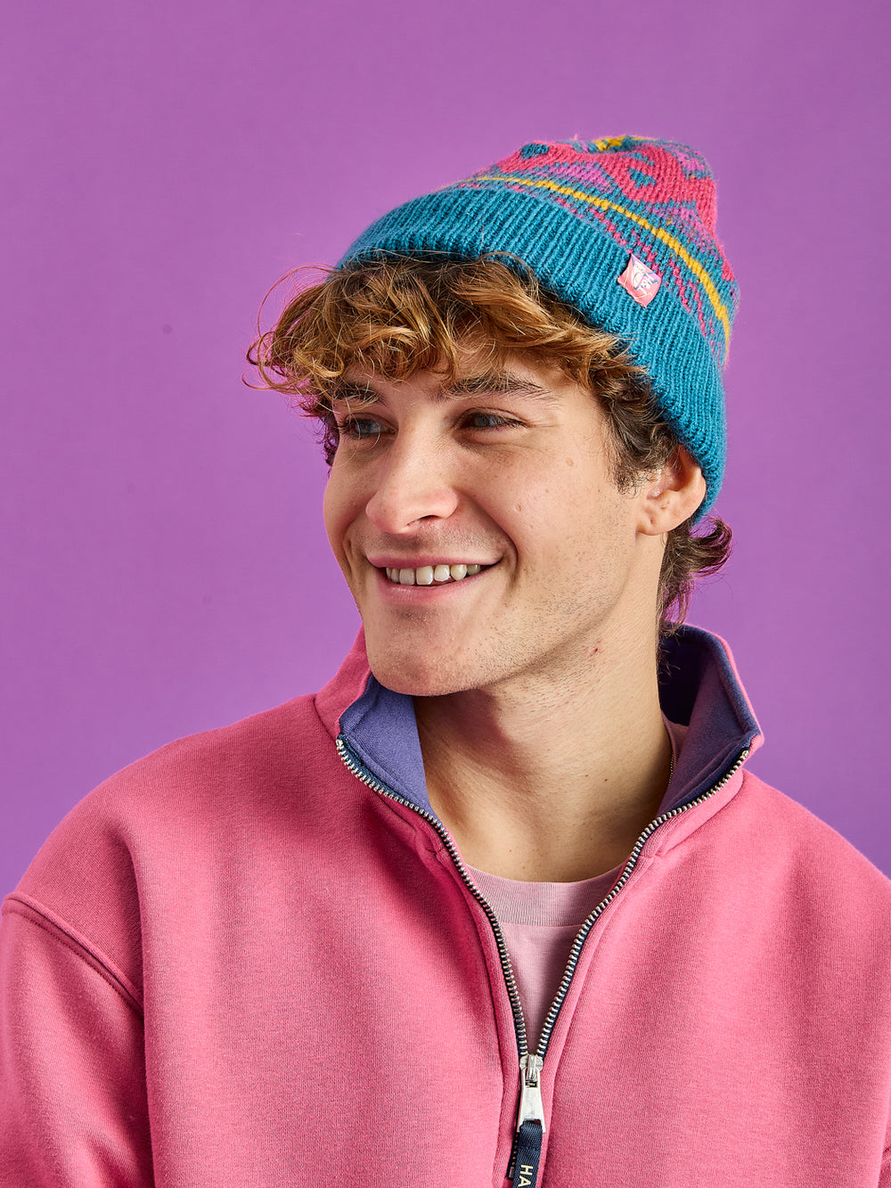 he beanie includes a Harper & Lewis woven badge in navy, offering a classic look. Made from 75% acrylic and 25% nylon, this winter hat ensures durability and comfort.