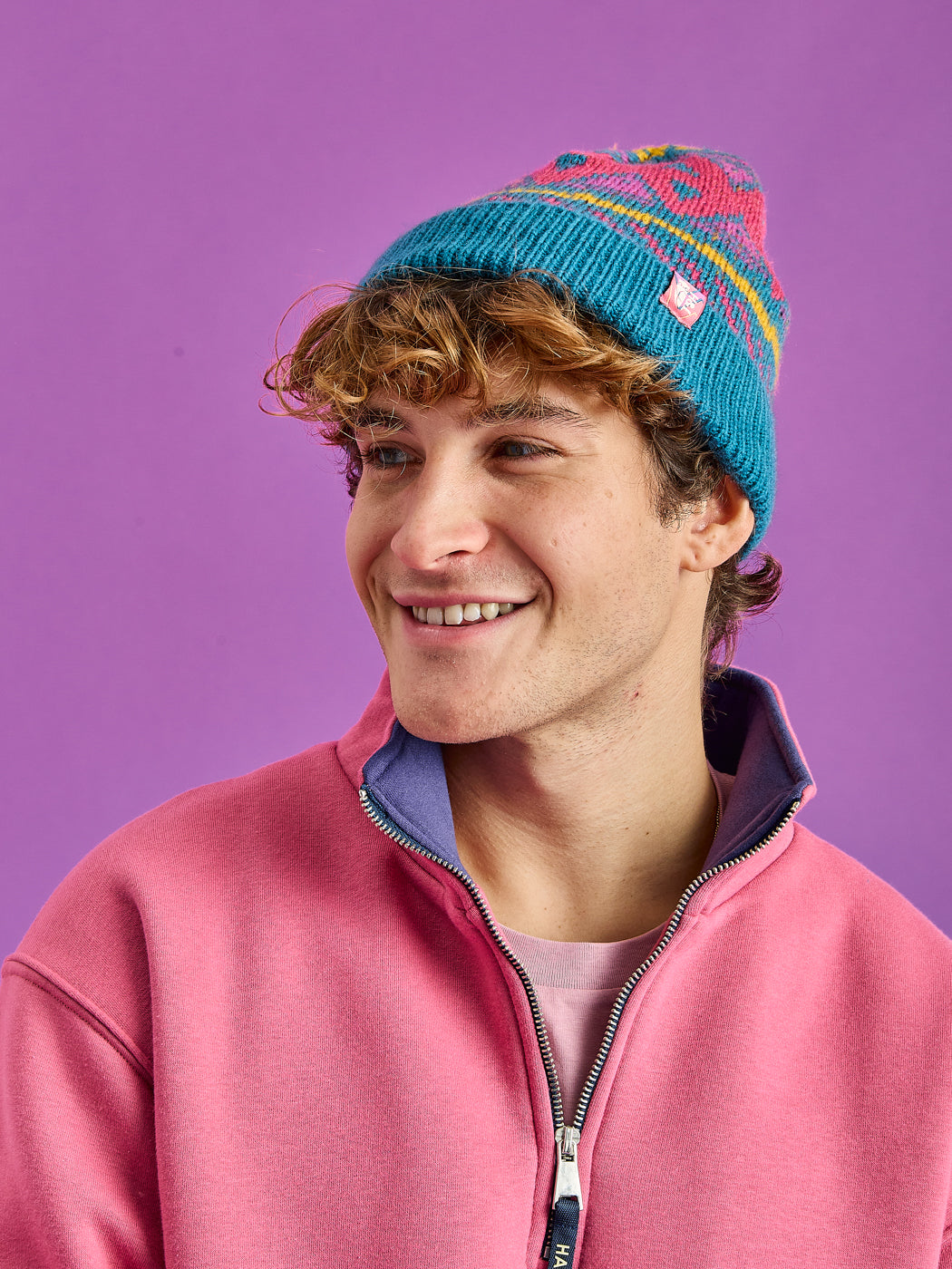 he beanie includes a Harper & Lewis woven badge in navy, offering a classic look. Made from 75% acrylic and 25% nylon, this winter hat ensures durability and comfort.