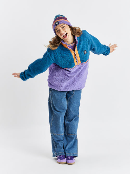 Logan Oversized women's fleece perfect for the cold outdoors with it's elasticated hem and cuffs.
