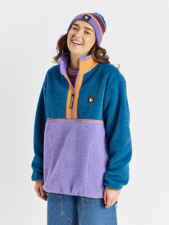 Retro inspired fleece with apricot placket around the zip and collar.
