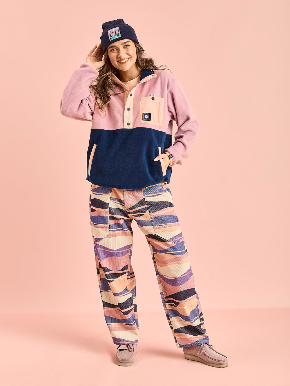 These trousers combine a relaxed silhouette with durable style, ideal for both smart-casual wear and versatile outfits.