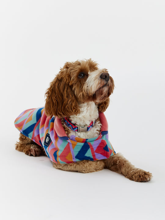 The branded badge at the collar adds a touch of style to this patterned dogs coat.