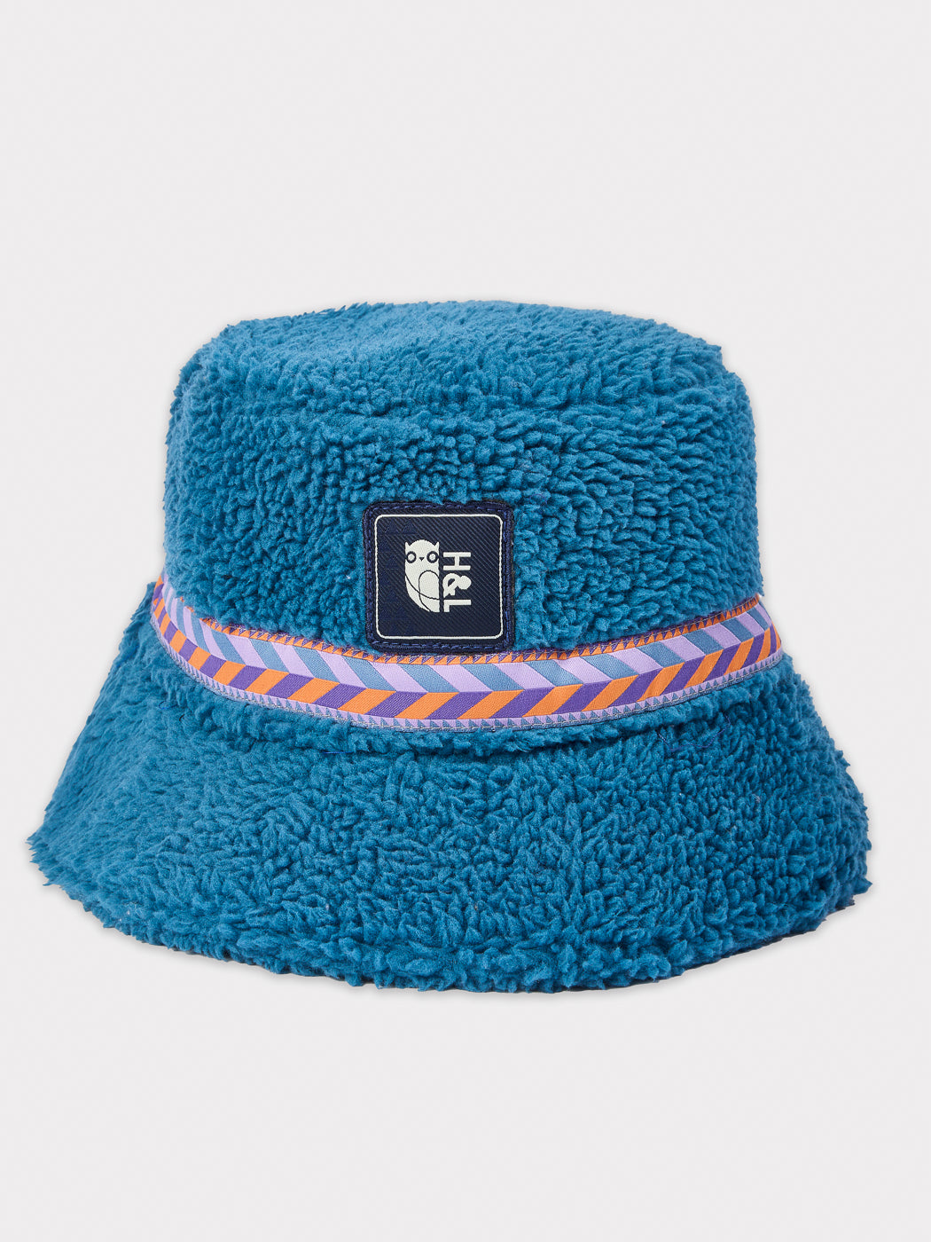 Details of the Nova Sherpa Fleece Bucket hat consist of a branded woven badge on the front in navy and also our tape detail that runs the whole way around the bucket hat.