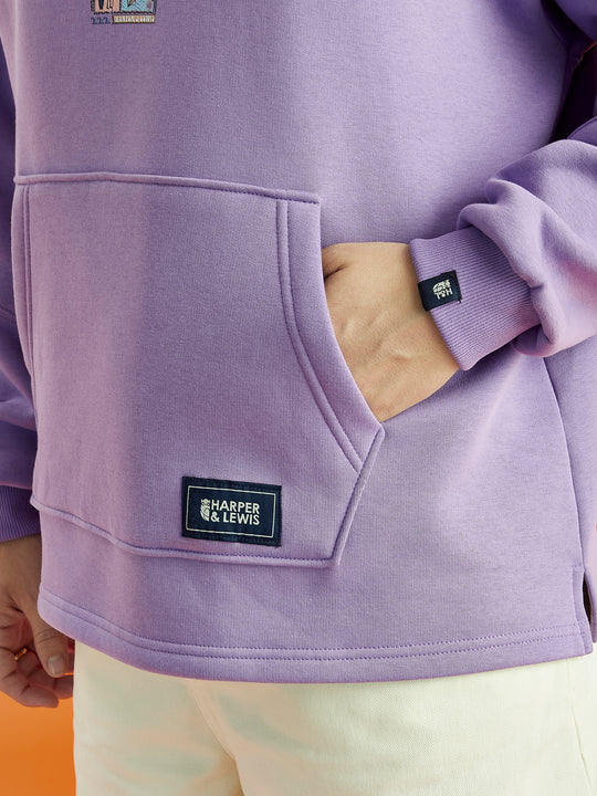 Details of the woven badges that are on the front kangaroo pocket and the left sleeve in navy.